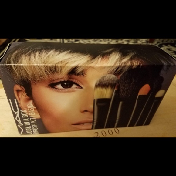 MAC Cosmetics Other - Mac Cosmetics Makeup|Look In A Box Basic Brush Kit